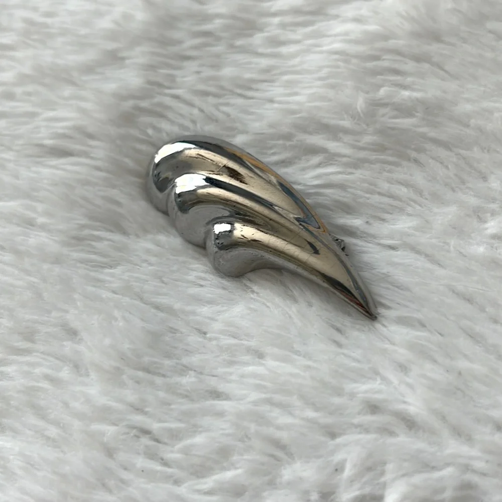 🩶 Vintage 80s Silver Tone Swirl Pin – Retro Statement Piece 🌊